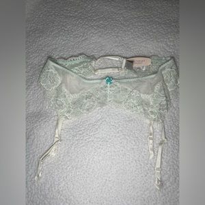 NEW 🛍️DREAM ANGELS VICTORIA SECRET🛍️ NEW With Tag
Floral Lace Garter Belt